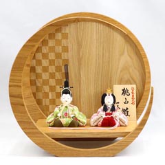 雛人形: 親王飾り 桃山雛 市松模様 木製 円形 三日月形飾り台（大）