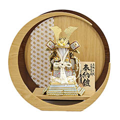 五月人形: 久月 浅葱裾濃縅 奉納鎧 透かし麻の葉模様 木製 円形 三日月形飾り台 (大)