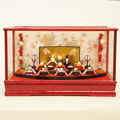 プレミアム扇面三段　わらべ雛　10人揃い　まり飾り　オルゴール付　赤　ガラスケース入り | 超コンパクトなミニサイズのひな人形