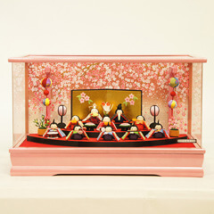 プレミアム扇面三段　わらべ雛　10人揃い　まり飾り　オルゴール付　パールピンク　アクリルケース入り | 超コンパクトなミニサイズのひな人形