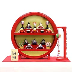 プレミアム わらべ雛 10人揃い 赤塗り 木製 円形台飾り 毛せん・まり飾りセット | 超コンパクトなミニサイズのひな人形
