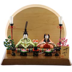 雛人形: さくらさくら 親王飾り 高級木材使用飾り台・衝立 お道具揃い