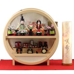 雛人形: 久月作 ほのか 木目込み 新井久夫 薄橙色塗り 木製 円形台飾り