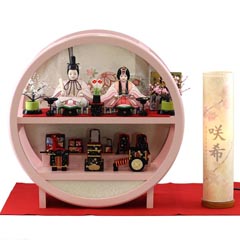 雛人形: 久月作 ほのか 木目込み 新井久夫 桜色塗り 木製 円形飾り台
