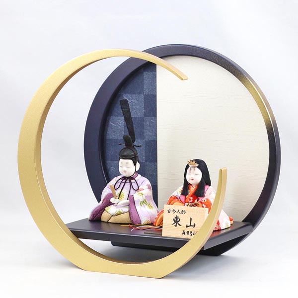 雛人形 真多呂 真多呂作 木目込み雛人形 東山雛 円形丸型 市松柄 三日月飾り台 詳細画像