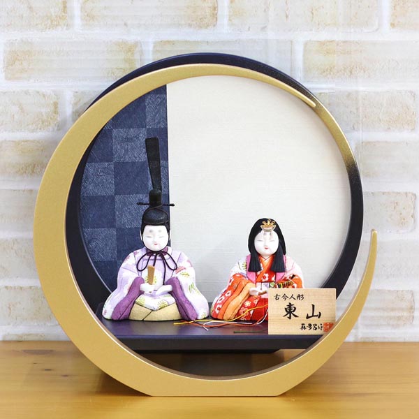 雛人形 真多呂 真多呂作 木目込み雛人形 東山雛 円形丸型 市松柄 三日月飾り台 詳細画像