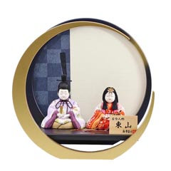 雛人形: 真多呂作 木目込み雛人形 東山雛 円形丸型 市松柄 三日月飾り台