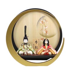 雛人形: 真多呂作 木目込み雛人形 香桜雛 円形丸型 サテン桜 三日月飾り台