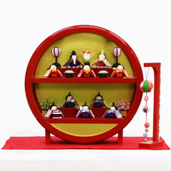 雛人形: プレミアム わらべ雛 10人揃い 赤塗り 木製 円形台飾り 毛せん・まり飾りセット