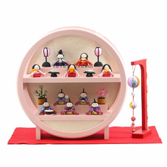 雛人形: わらべ雛 10人揃い ピンク塗り 木製 円形台飾り 毛せん・まり飾りセット