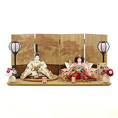 雛人形: 小出松寿作 金彩京刺繍 十二番親王 つまみ細工紅白梅 扇面松文様屏風 タモ材 木製飾り台 平飾り