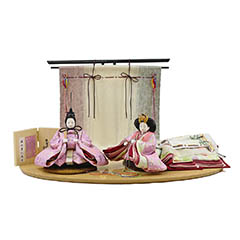 雛人形: 葵 麻の葉に丸文 薄紫ピンク 柳親王 裾長衣装着 三段ぼかし几帳 木製楕円形飾り台 平飾り