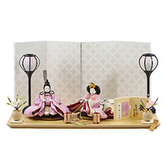 雛人形: 葵 麻の葉に丸文 薄紫ピンク 柳親王 裾長衣装着 白色七宝文様屏風 木製飾り台 平飾り