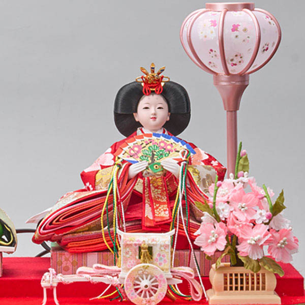 雛人形 藤翁 ちさと 小三五 親王飾り 六角ホワイトオークボカシ 刺繍バック アクリルケース飾り 詳細画像 藤翁 雛人形 ちさと 小三五 親王飾り 六角ホワイトオークボカシ 刺繍バック アクリルケース飾り 詳細画像