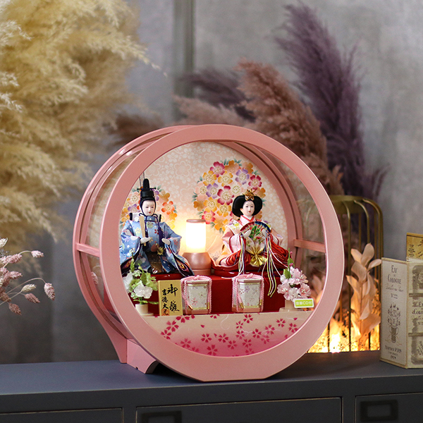 雛人形 吉徳 円形 丸形 ピンク塗り アクリルケース入り 柳 親王飾り 御雛 詳細画像 吉徳 雛人形 円形 丸形 ピンク塗り アクリルケース入り 柳 親王飾り 御雛 詳細画像