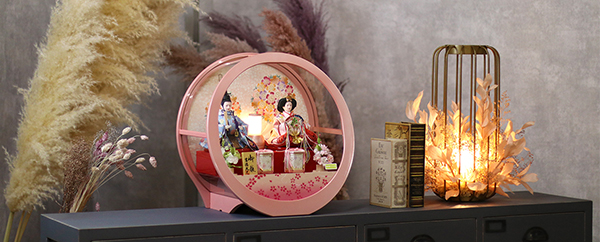 雛人形 吉徳 円形 丸形 ピンク塗り アクリルケース入り 柳 親王飾り 御雛 詳細画像 吉徳 雛人形 円形 丸形 ピンク塗り アクリルケース入り 柳 親王飾り 御雛 詳細画像