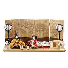 雛人形: 柴田家千代作 葵 黄櫨染 唐花文様 金茶/赤 柳親王 裾長衣装着 紅白梅 扇面松文様屏風 タモ材 木