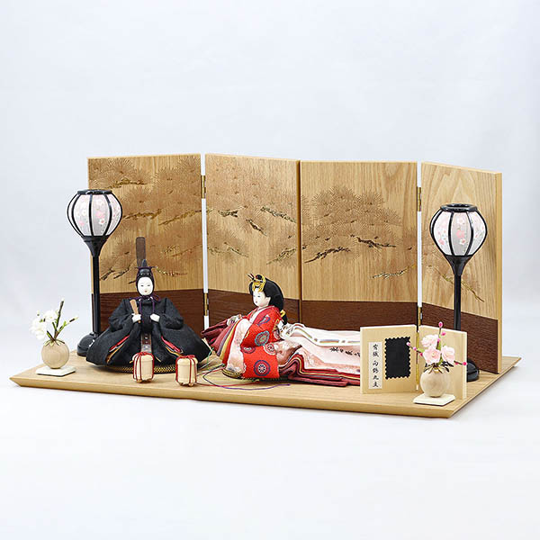 柴田家千代　 雛人形　柴田家千代作 葵 有職 向鶴丸文 黒/赤 柳親王 裾長衣装着 紅白梅 扇面松文様屏風 タモ材 木製飾り台 平飾り　詳細画像