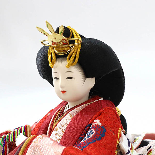 柴田家千代　 雛人形　柴田家千代作 葵 有職 向鶴丸文 黒/赤 柳親王 裾長衣装着 紅白梅 扇面松文様屏風 タモ材 木製飾り台 平飾り　詳細画像