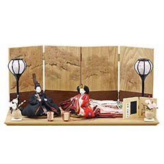 雛人形: 柴田家千代作 葵 有職 向鶴丸文 黒/赤 柳親王 裾長衣装着 紅白梅 扇面松文様屏風 タモ材 木製飾