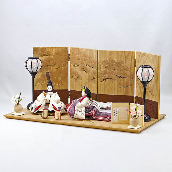 柴田家千代　 雛人形　柴田家千代作 葵 算崩地紋 刺繍桜ちらし 白紫 柳親王 裾長衣装着 紅白梅 扇面松文様屏風 タモ材 木製飾り台 平飾り　詳細画像