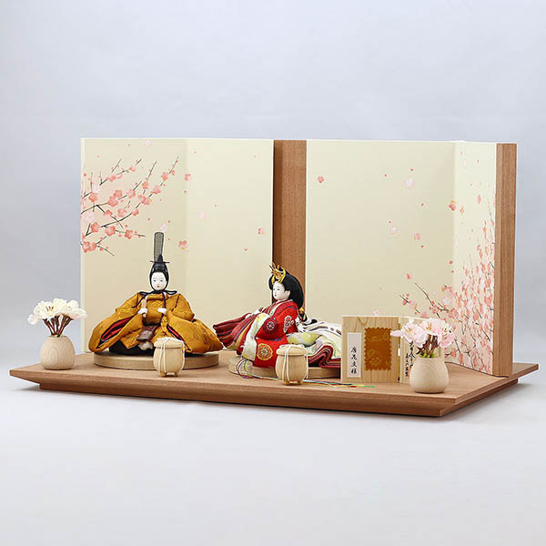 柴田家千代　 雛人形　柴田家千代作 葵 黄櫨染 唐花文様 金茶/赤 柳親王 裾長衣装着 艶消し木製飾り台 LED照明付き屏風　詳細画像