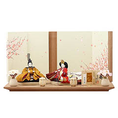 雛人形: 柴田家千代作 葵 黄櫨染 唐花文様 金茶/赤 柳親王 裾長衣装着 艶消し木製飾り台 LED照明付き屏