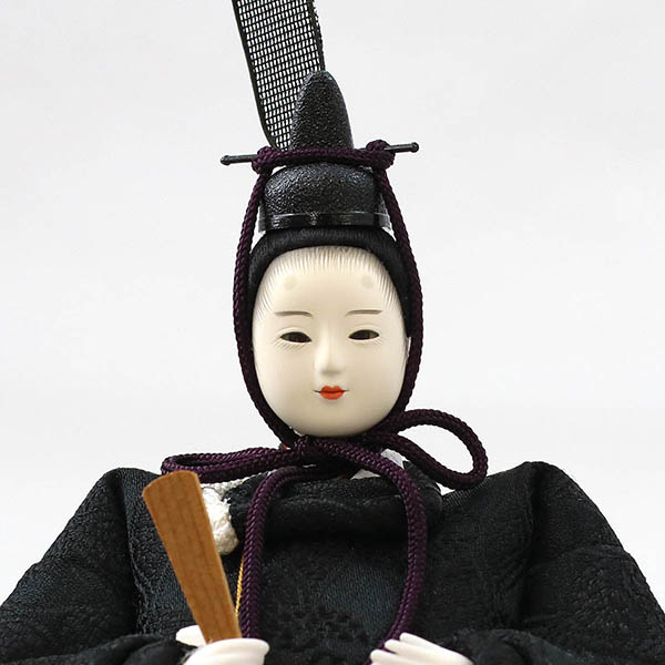 柴田家千代　 雛人形　柴田家千代作 葵 有職 向鶴丸文 黒/赤 柳親王 裾長衣装着 艶消し木製飾り台 LED照明付き屏風　詳細画像