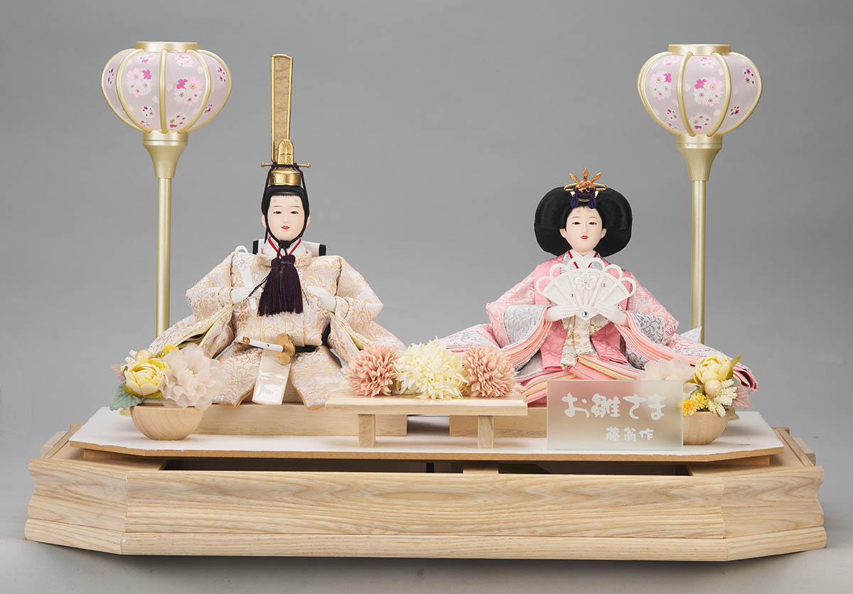 雛人形 藤翁 紫陽 小三五親王飾り 白木 木目 六角 ホワイトオークボカシ 刺繍バック アクリルケース オルゴール付き 詳細画像 藤翁 雛人形 紫陽 小三五親王飾り 白木 木目 六角 ホワイトオークボカシ 刺繍バック アクリルケース オルゴール付き 詳細画像