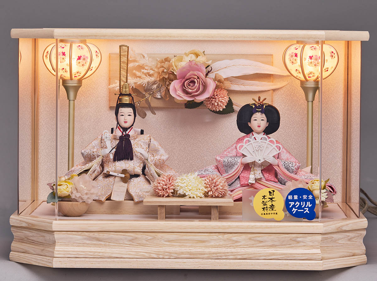 雛人形 藤翁 紫陽 小三五親王飾り 白木 木目 六角 ホワイトオークボカシ 刺繍バック アクリルケース オルゴール付き 詳細画像 藤翁 雛人形 紫陽 小三五親王飾り 白木 木目 六角 ホワイトオークボカシ 刺繍バック アクリルケース オルゴール付き 詳細画像