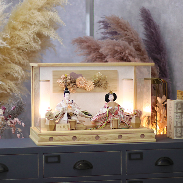 久月　 雛人形　久月 衣裳着 フラワーアート ケース入り 親王飾り 刺繍 小三五親王 白木 木目 アクリルケース飾り　詳細画像