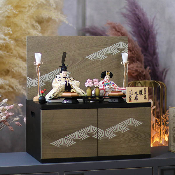 雛人形 久月 久月 衣裳着 小芥子 親王 木目 収納飾り 詳細画像 久月 雛人形 久月 衣裳着 小芥子 親王 木目 収納飾り 詳細画像