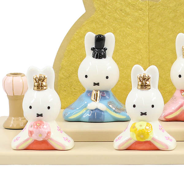 吉徳　 雛人形　miffy  ミッフィー 磁器 ひな人形 うさこ 親王 官女 五人飾り パールピンク塗り 鞠三連つるし付き 円形 丸型アクリルケース　詳細画像