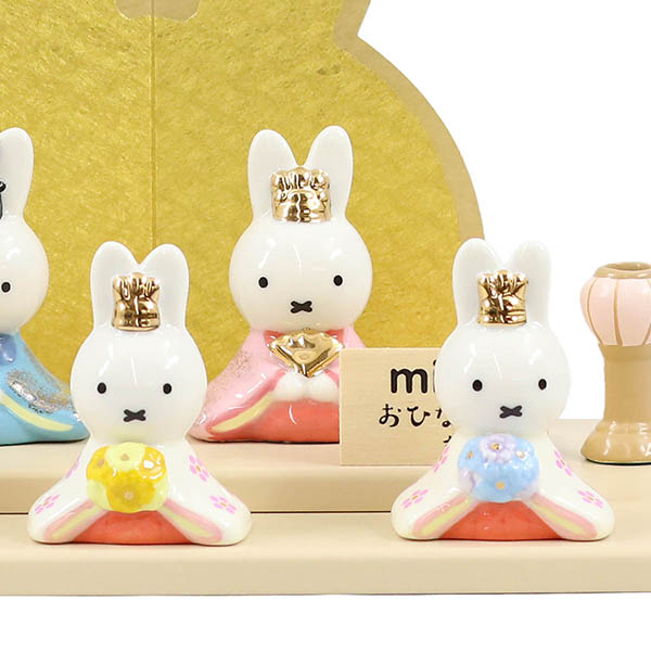 吉徳　 雛人形　miffy  ミッフィー 磁器 ひな人形 うさこ 親王 官女 五人飾り パールピンク塗り 鞠三連つるし付き 円形 丸型アクリルケース　詳細画像