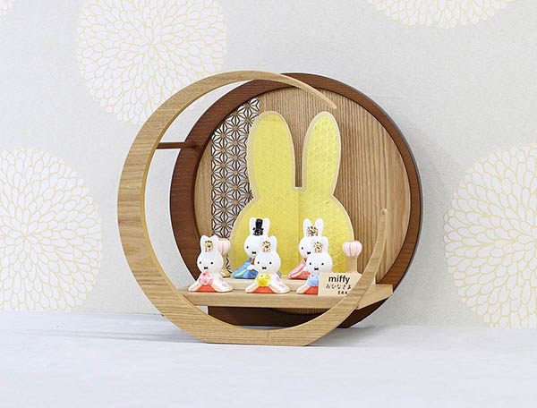 吉徳　 雛人形　miffy  ミッフィー 磁器 ひな人形 うさこ 親王 官女 五人飾り 透かし麻の葉模様 木製 円形 三日月形飾り台 (小)　詳細画像