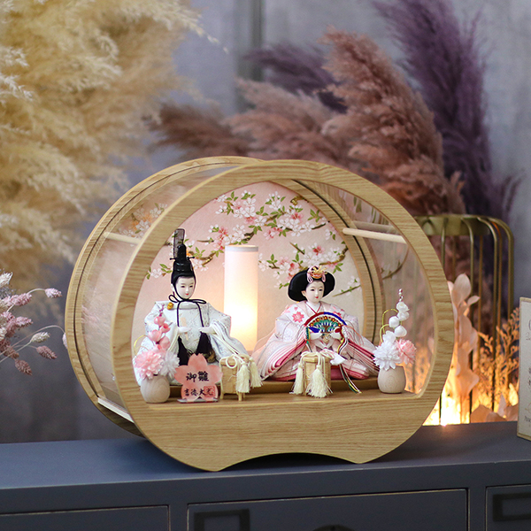 雛人形 吉徳 ケース入り 親王飾り 御雛 白木 木目 円形 アクリルケース飾り 詳細画像 吉徳 雛人形 ケース入り 親王飾り 御雛 白木 木目 円形 アクリルケース飾り 詳細画像