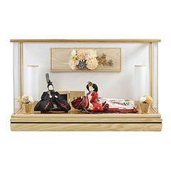 雛人形: 柴田家千代作 葵 有職 向鶴丸文 黒/赤 柳親王 裾長衣装着 白木 木目 アートフラワー アクリルケ