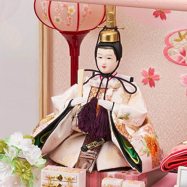 雛人形 藤翁 彩乃 豆親王飾り 桃 白木 木目 六角 ホワイトオークボカシ 刺繍バック アクリルケース オルゴール付き 詳細画像 藤翁 雛人形 彩乃 豆親王飾り 桃 白木 木目 六角 ホワイトオークボカシ 刺繍バック アクリルケース オルゴール付き 詳細画像