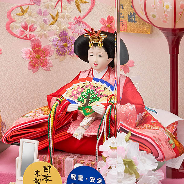 雛人形 藤翁 彩乃 豆親王飾り 桃 白木 木目 六角 ホワイトオークボカシ 刺繍バック アクリルケース オルゴール付き 詳細画像 藤翁 雛人形 彩乃 豆親王飾り 桃 白木 木目 六角 ホワイトオークボカシ 刺繍バック アクリルケース オルゴール付き 詳細画像