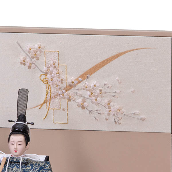平安豊久　 雛人形　ゆか 芥子親王 平飾り モカ 二曲刺繍屏風　詳細画像