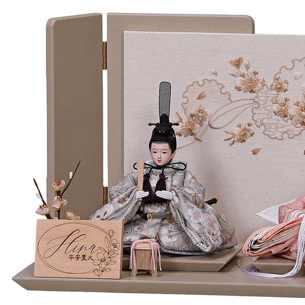 平安豊久　 雛人形　さな 芥子親王 平飾り モカ 刺繍雪輪桜屏風　詳細画像