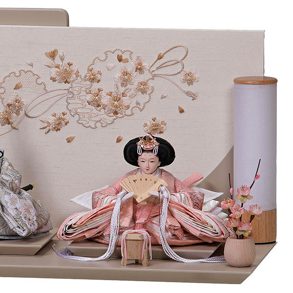 平安豊久　 雛人形　さな 芥子親王 平飾り モカ 刺繍雪輪桜屏風　詳細画像