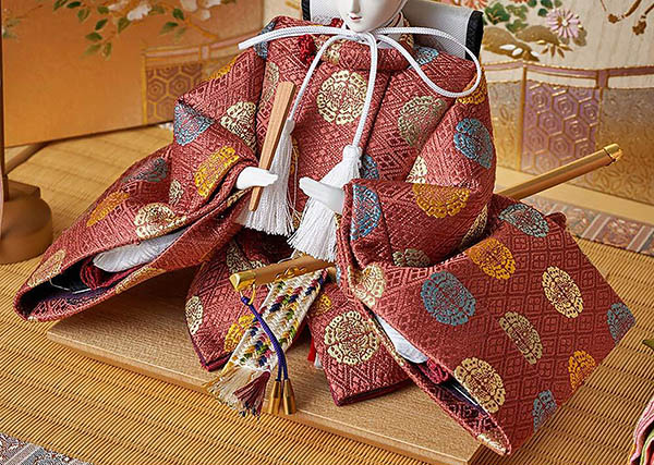 雛人形 久月 横山薫作 正絹 衣裳着 芥子親王 平飾り 白木 木目 飾り台 久月監製 詳細画像 久月 雛人形 横山薫作 正絹 衣裳着 芥子親王 平飾り 白木 木目 飾り台 久月監製 詳細画像