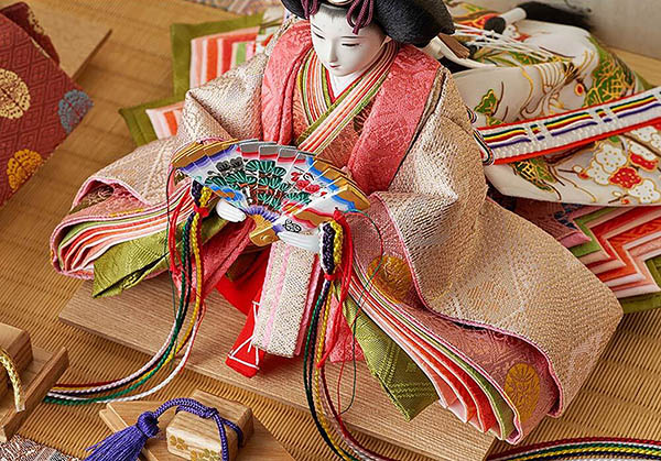 雛人形 久月 横山薫作 正絹 衣裳着 芥子親王 平飾り 白木 木目 飾り台 久月監製 詳細画像 久月 雛人形 横山薫作 正絹 衣裳着 芥子親王 平飾り 白木 木目 飾り台 久月監製 詳細画像