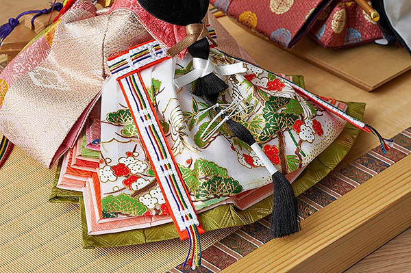 雛人形 久月 横山薫作 正絹 衣裳着 芥子親王 平飾り 白木 木目 飾り台 久月監製 詳細画像 久月 雛人形 横山薫作 正絹 衣裳着 芥子親王 平飾り 白木 木目 飾り台 久月監製 詳細画像