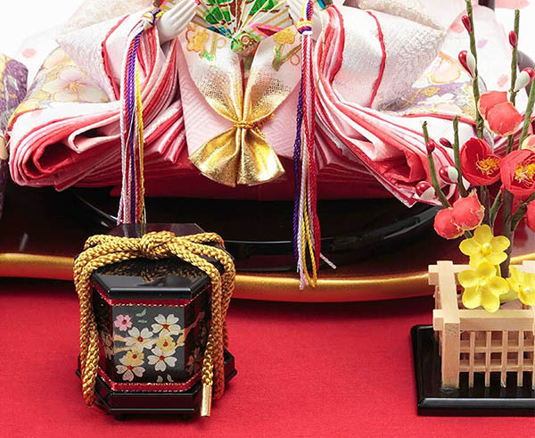 雛人形 久月 衣裳着 ケース入り 親王飾り 小三五親王 茶木目 花刺繍 アクリルケース 詳細画像 久月 雛人形 衣裳着 ケース入り 親王飾り 小三五親王 茶木目 花刺繍 アクリルケース 詳細画像