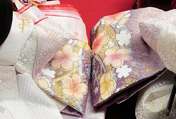 雛人形 久月 衣裳着 ケース入り 親王飾り 小三五親王 茶木目 花刺繍 アクリルケース 詳細画像 久月 雛人形 衣裳着 ケース入り 親王飾り 小三五親王 茶木目 花刺繍 アクリルケース 詳細画像