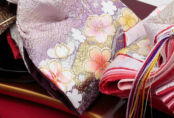 雛人形 久月 衣裳着 ケース入り 親王飾り 小三五親王 茶木目 花刺繍 アクリルケース 詳細画像 久月 雛人形 衣裳着 ケース入り 親王飾り 小三五親王 茶木目 花刺繍 アクリルケース 詳細画像