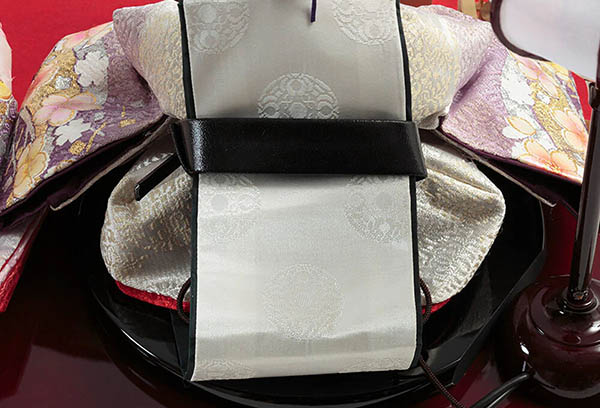 雛人形 久月 衣裳着 ケース入り 親王飾り 小三五親王 茶木目 花刺繍 アクリルケース 詳細画像 久月 雛人形 衣裳着 ケース入り 親王飾り 小三五親王 茶木目 花刺繍 アクリルケース 詳細画像