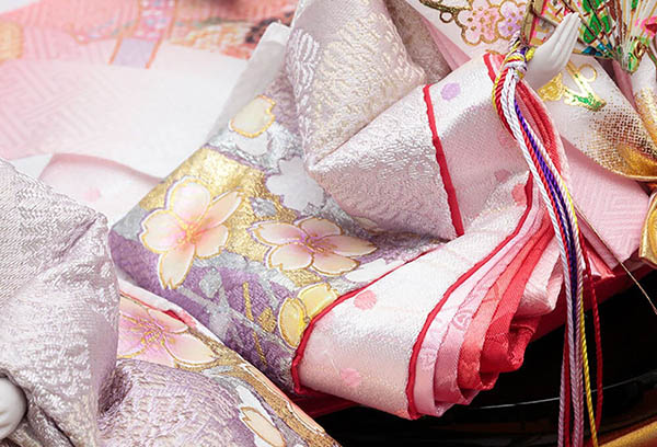 雛人形 久月 衣裳着 ケース入り 親王飾り 小三五親王 茶木目 花刺繍 アクリルケース 詳細画像 久月 雛人形 衣裳着 ケース入り 親王飾り 小三五親王 茶木目 花刺繍 アクリルケース 詳細画像